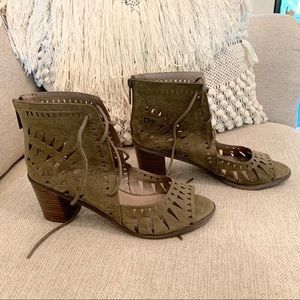 Breckelle’s Laser Cut Perforated Ankle Bootie NWOT